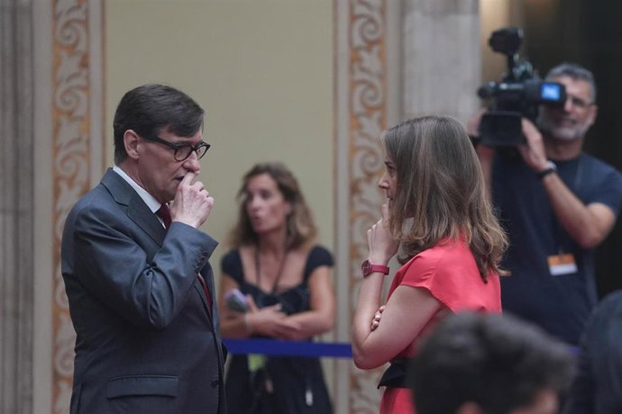 Archivo - El president de la Generalitat de Catalunya, Salvador Illa, y la presidenta de los Comuns en el Parlament, Jéssica Albiach