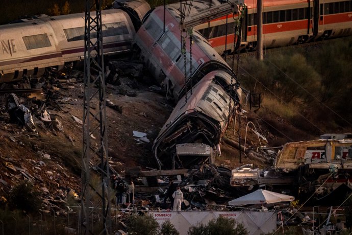 Varios efectivos trabajan en los vagones descarrilados en la zona del accidente ferroviario en Urda, a 29 de octubre de 2026, en Urda, Toledo, Castilla-La Mancha (España).