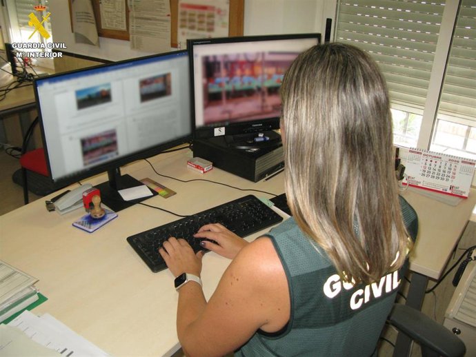 Agente de la Guardia Civil de Valencia en tareas de investigación