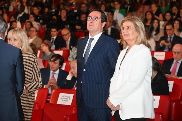 Archivo - Antonio Garamendi y Fátima Báñez en una imagen de archivo