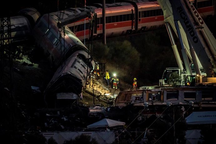 Varios efectivos trabajan en los vagones descarrilados en la zona del accidente ferroviario en Urda, a 29 de octubre de 2026, en Urda, Toledo, Castilla-La Mancha (España).