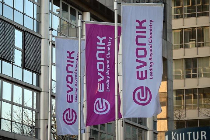 Archivo - FILED - 02 March 2023, Nordrhein-Westfalen, Essen: Flags bearing Evonik's corporate logo fly in front of the company's headquarters. Photo: Federico Gambarini/dpa