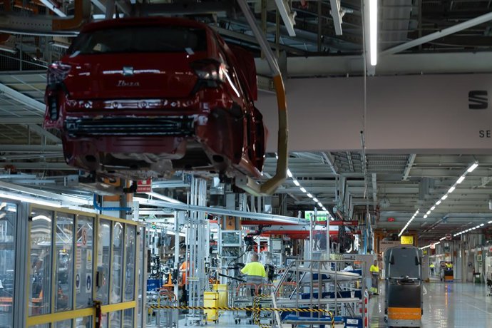 Archivo - Montaje en una factoría del modelo de Cupra Fomentor y Cupra León en la fábrica de Seat en Martorell (Barcelona)