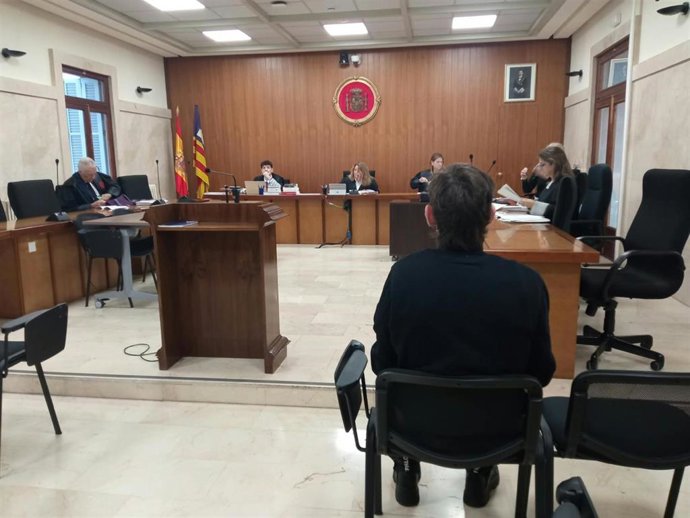 El acusado de agredir sexualmente a una niña de 14 años en los baños de una gran superficie comercial de Palma, en la Audiencia Provincia.