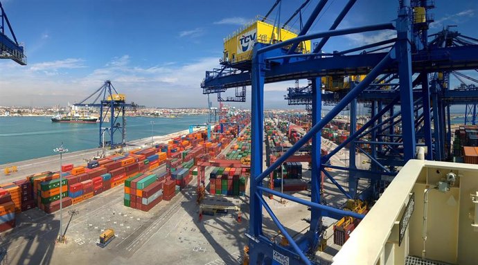 Archivo - Carga contedores en el Puerto de Valencia.