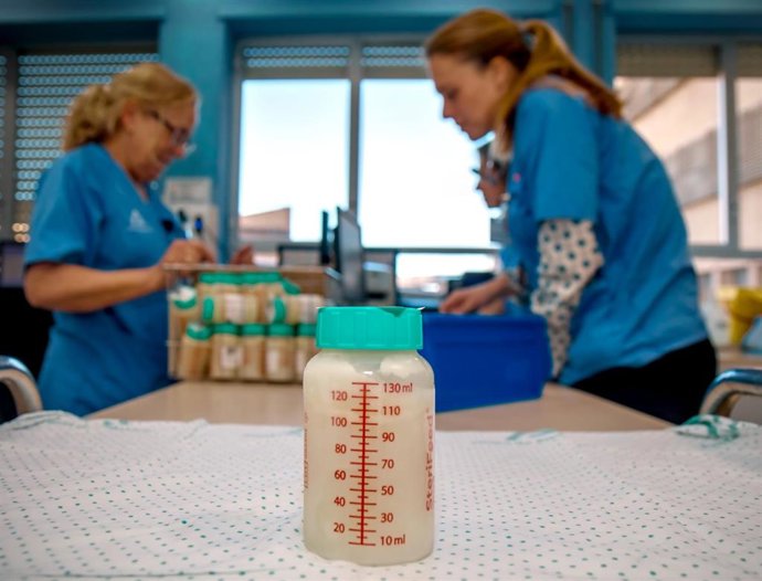 Dos enfermeras en el Banco de leche materna para neonatos del Virgen del Rocío