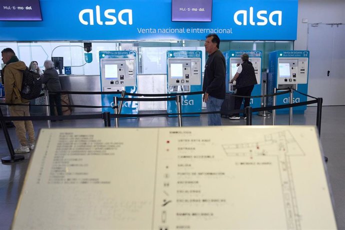Archivo - Ventanillas de la empresa Alsa en la estación sur de autobuses de Méndez Álvaro, a 22 de marzo de 2024, en Madrid (España). 