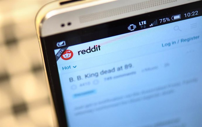 Archivo - Arquivo - ARQUIVADO - 15 de maio de 2015, Berlim: A página inicial da plataforma de discussão nas redes sociais “Reddit” é exibida em um smartphone. Foto: picture alliance / dpa