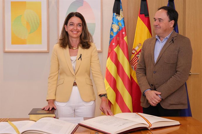 El president de la Generalitat, Juanfran Pérez Llorca (d), presidix la presa de possessió de Nuria Martínez (e) com a consellera de Servicis Socials i Justícia en la Casa de les Bruixes. 