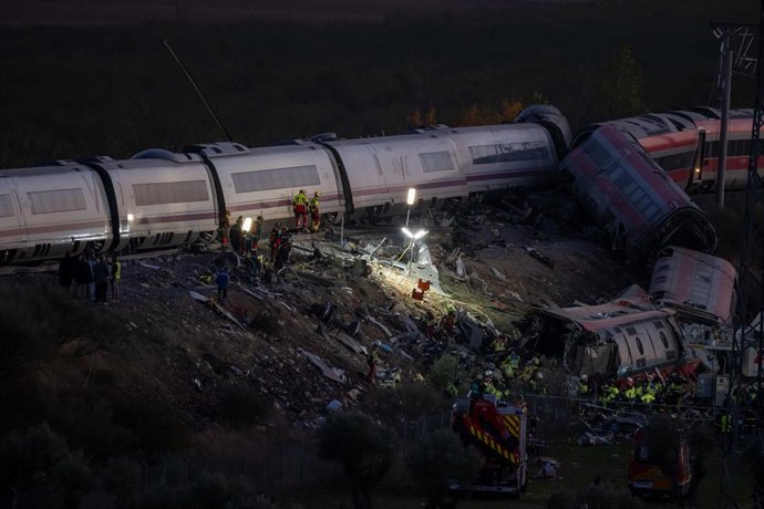 28 de outubro de 2026, Urda, Toledo, Espanha: 28 de outubro de 2026, Urda, Toledo, Espanha: Equipes de resgate no local da colisão fatal de trens ao cair da noite. Pelo menos 69 pessoas morreram e dezenas ficaram feridas após a colisão de dois trens de pa