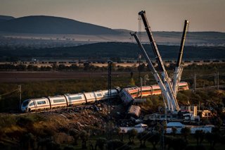 Varias grúas trabajan en la zona del accidente ferroviario en Urda, a 29 de octubre de 2026, en Urda, Toledo, Castilla-La Mancha (España). Las primeras horas del día están sirviendo en el entorno de la antigua estación de Urda para intensificar los trabaj