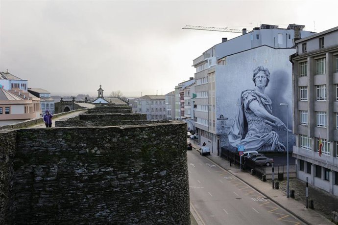 Archivo - Arquivo - Grafiti de Julio César, na Rolda dá Muralla, a 14 de febreiro de 2022, en Lugo (Galicia). O mural urbano, do grafitero Diego As, foi recoñecido como o mellor mural do mundo do 2021, segundo o último veredicto publicado hoxe pola Stree