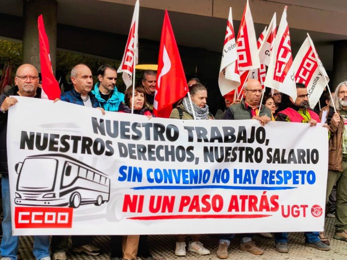 Trabajadores del sector del transporte interurbano de viajeros de León se concentran ante la Estación de Autobuses Reina Doña Urraca I en la primera jornada de huelga.
