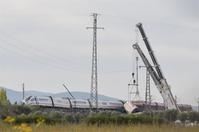 Dos grúas trabajan para retirar los vagones de los trenes accidentados, a 30 de octubre de 2026, en Urda, Toledo, Castilla-La Mancha (España).