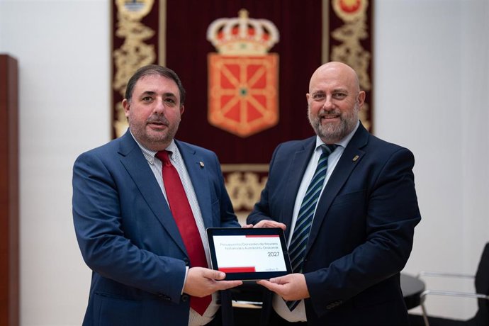 El presidente del Parlamento de Navarra, Unai Hualde, recibe el proyecto de presupuestos para 2027 de manos del consejero de Economía y Hacienda, José Luis Arasti.
