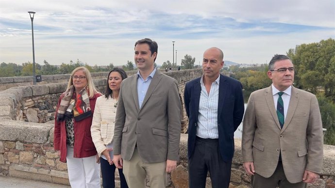 (En El Centro) El Cabeza De Lista De Vox Al Congreso Por La Provincia De Badajoz, Ignacio Hoces, En Declaraciones A Los Medios En Mérida, A 30 De Octubre De 2026.