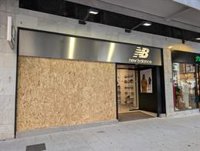 Tiendas del centro de València protegen escaparates ante posibles disturbios y valoran adelantar su cierre este sábado