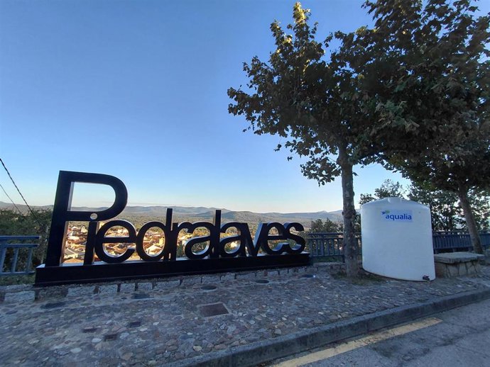 Imagen de uno de los depósitos de agua potable instalado en Piedralaves (Ávila) durante los problemas con el suministro en octubre de 2026.