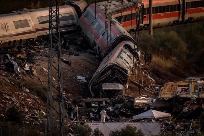 Varios efectivos trabajan en los vagones descarrilados en la zona del accidente ferroviario en Urda, a 29 de octubre de 2026, en Urda, Toledo, Castilla-La Mancha (España). Las primeras horas del día están sirviendo en el entorno de la antigua estación de 