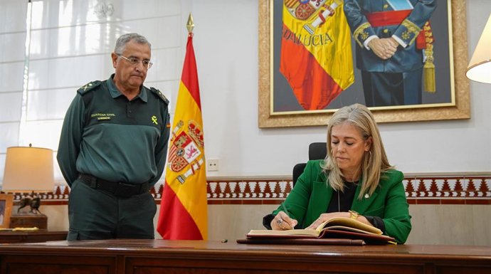 La delegada del Gobierno de España en Andalucía, Mabel Mayo, junto con el general de Brigada del Cuerpo de la Guardia Civil, jefe de la IV Zona de Andalucía, Luis Ortega.
