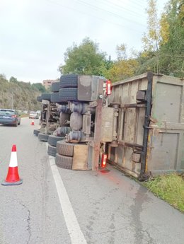 Camión de Emulsa Gijón volcado en la rampa de acceso de la AS-II que da a la autopista 'Y' (Gijón).