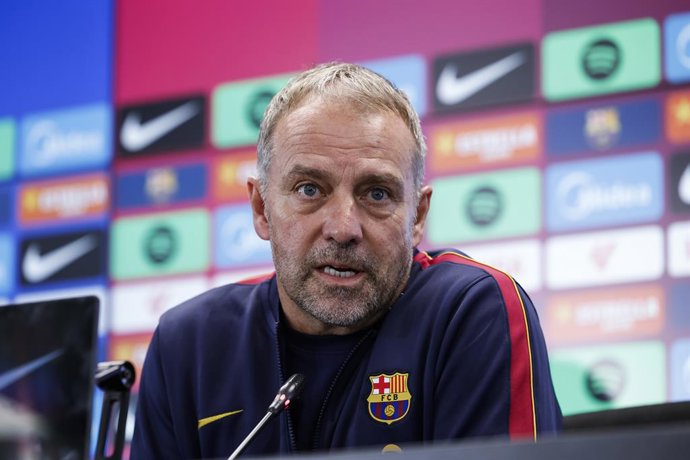 O técnico do FC Barcelona, Hansi Flick, em coletiva de imprensa antes do jogo contra o Deportivo Alavés