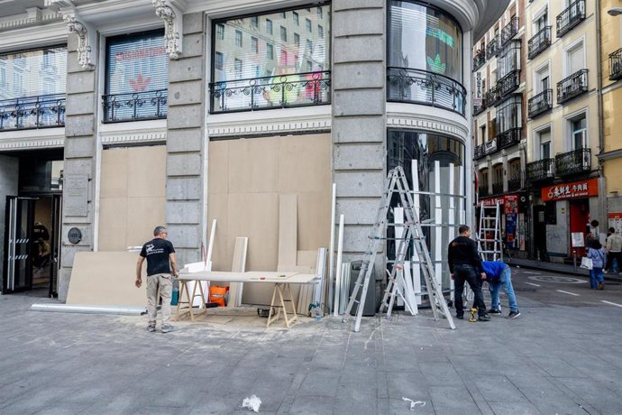 Escaparates tapiados ante la amenaza de acciones vandálicas en Halloween, a 30 de octubre de 2026, en Madrid (España). 