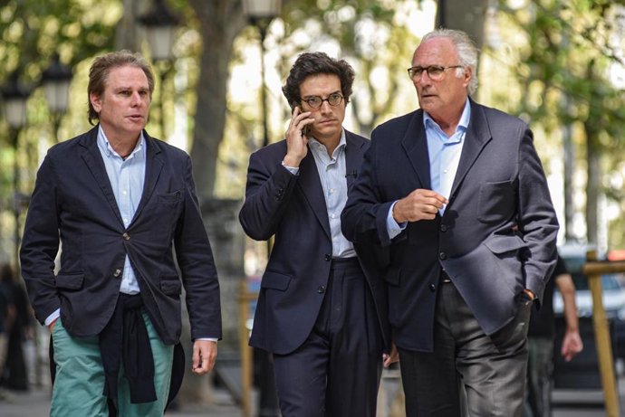 (I-D) El portavoz de Vox en el Parlament, Joan Garriga; el diputado en el Congreso José María Figaredo, y el candidato al Congreso por Barcelona, Juanjo Aizcorbe