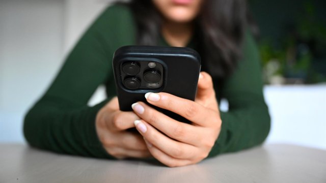 Archivo - Fotografía de una joven usando un móvil.