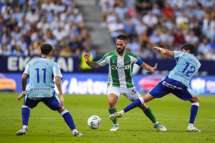 Archivo - El jugador del Real Betis Isco Alarcón durante un amistoso ante el Málaga en 2025.