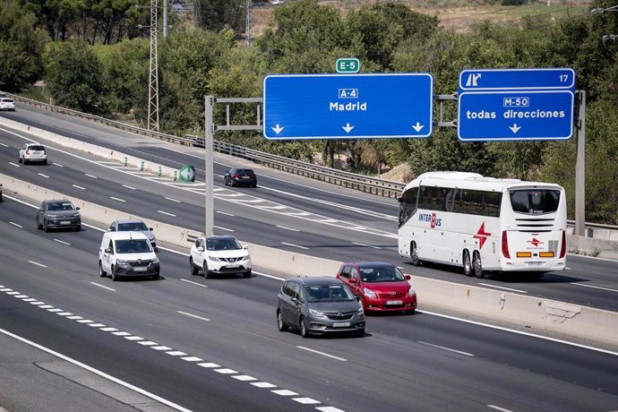 Archivo - Arxiu - Nombrosos vehicles circulen per l'A4, a 14 d'agost del 2026, a Madrid (Espanya).
