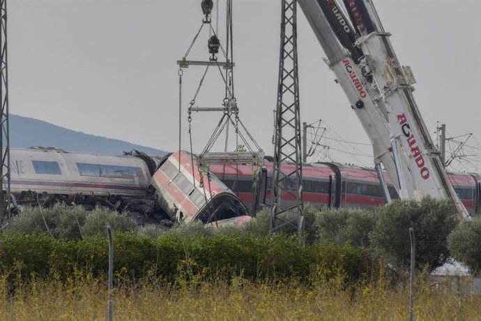 Dos grúas trabajan para retirar los vagones de los trenes accidentados, a 30 de octubre de 2026, en Urda, Toledo, Castilla-La Mancha (España). 