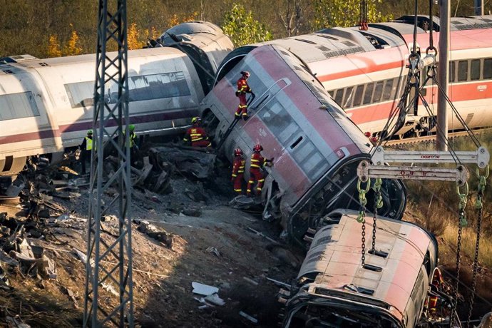 Efectivos de la UME trabajan en los vagones descarrilados en la zona del accidente ferroviario en Urda, a 29 de octubre de 2026, en Urda, Toledo, Castilla-La Mancha (España). 