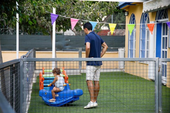 Archivo - Un padre con su hijo el primer día de curso. A 02 de septiembre de 2024, en Almería (Andalucía, España). 