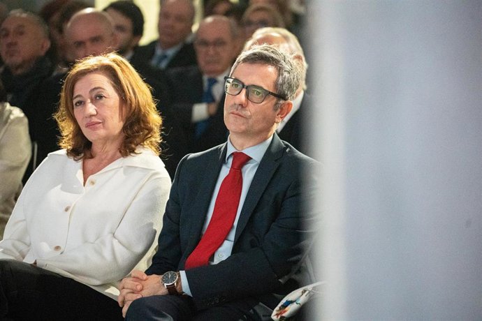 Archivo - La presidenta del Congreso, Francina Armengol, y el ministro de Presidencia, Justicia y Relaciones con las Cortes, Félix Bolaños, durante la entrega del XX Premi Blanquerna, en el Palacio Neptuno de Madrid, a 18 de noviembre de 2025, en Madrid (