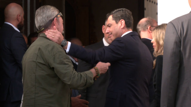 Juanma Moreno recuerda a Fátima Báñez como una "fiel amiga"