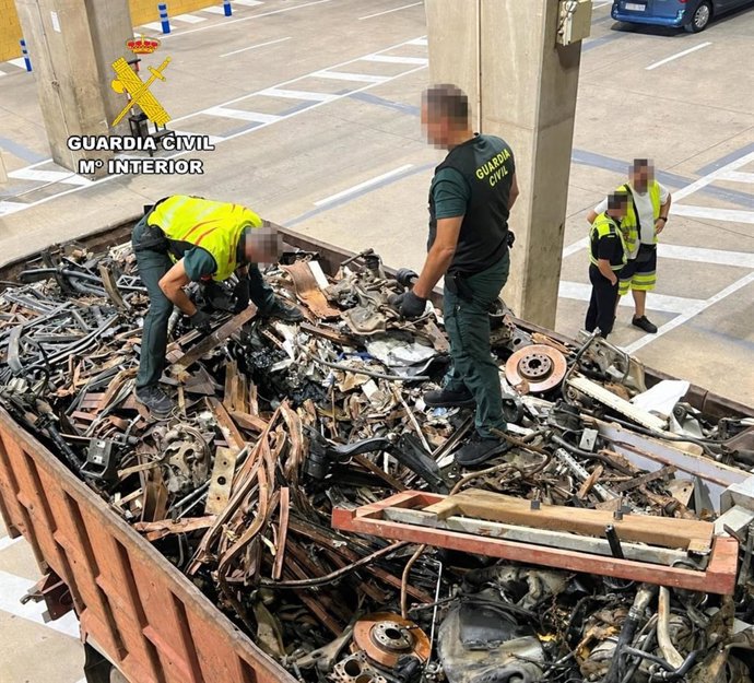 Agentes de la Guardia Civil realizando las labores de rescate al menor atrapado bajo las toneladas de chatarra.