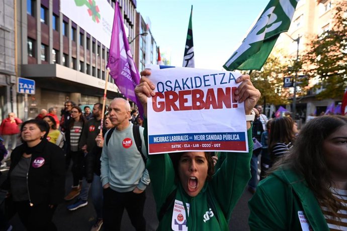 Manifestación con motivo de la huelga en Osakidetza, a 30 de octubre de 2026, en Bilbao