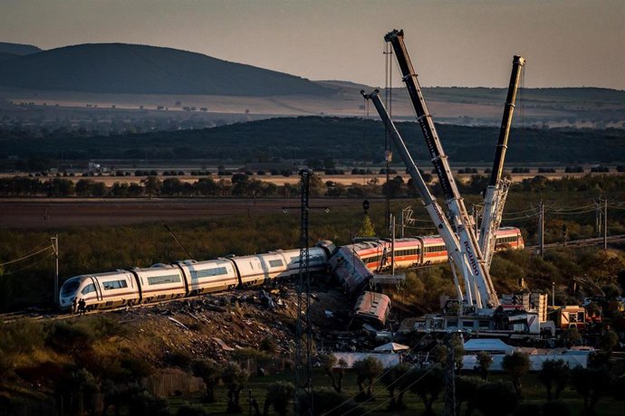 Varias grúas trabajan en la zona del accidente ferroviario en Urda