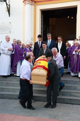 Salida del féretro tras la misa funeral celebrada en memoria de Fátima Báñez. 