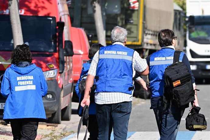 Médicos forenses llegan al Instituto de Medicina Legal de Toledo, lugar en el que se están realizando las autopsias de los fallecidos en el accidente ferroviario de Urda, a 29 de octubre de 2026, en Toledo (España).