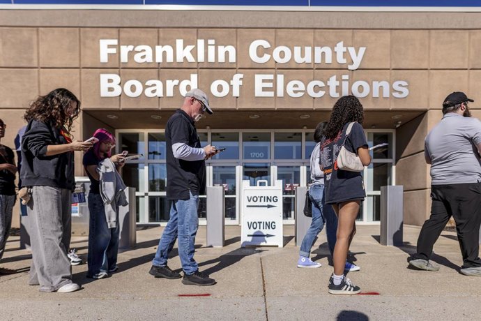 30 de outubro de 2026, Columbus, Ohio, EUA: Pessoas na fila para votar nesta sexta-feira em frente à Comissão Eleitoral do Condado de Franklin, em Columbus.