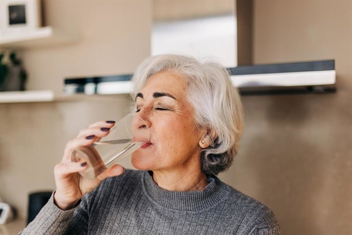 Archivo - Mujer bebiendo un vaso de agua.