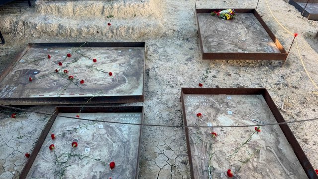 Archivo - Fosas en el patio civil del cementerio municipal de Trebujena (Cádiz)