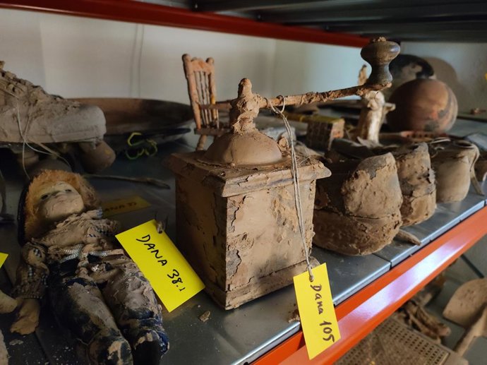 Algunos de los objetos de la colección dana que custodia L'ETNO de València.