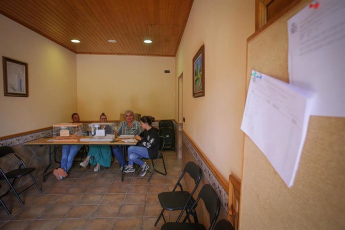 Archivo - Mesa electoral durante las elecciones generales, en la vivienda de D. Antonio Pérez Galán, a 23 de julio de 2023, en Vilanova, Cervantes, Lugo, Galicia (España).