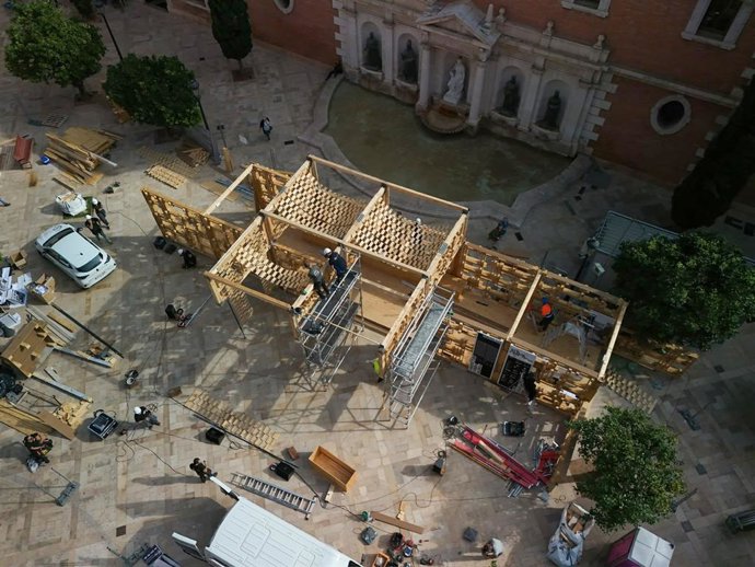 Una instalación efímera con sello UPV acerca la arquitectura a la Plaza del Patriarca