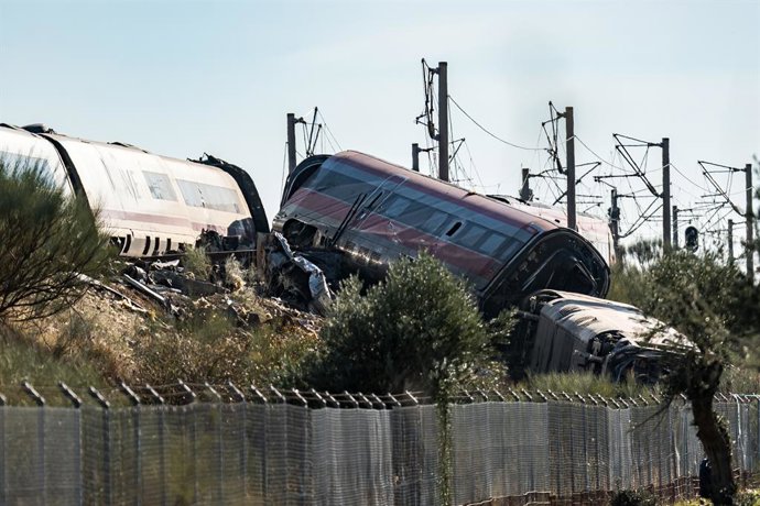 Vagones descarrilados en la zona del accidente ferroviario en Urda, a 29 de octubre de 2026, en Urda, Toledo, Castilla-La Mancha (España). Las primeras horas del día están sirviendo en el entorno de la antigua estación de Urda para intensificar los trabaj