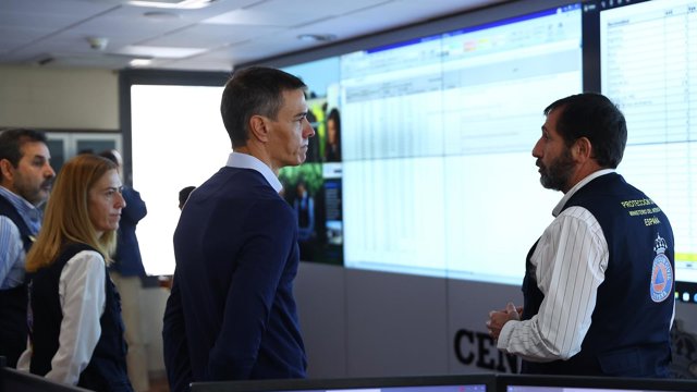 El presidente del Gobierno, Pedro Sánchez (i), acompañado de la directora general de Protección Civil y Emergencias, Virgina Barcones (i), asiste a la reunión de seguimiento y coordinación con representantes de emergencias, en el Centro Nacional de Seguim