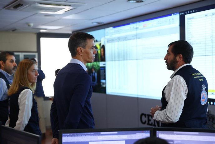 O presidente do Governo, Pedro Sánchez (à esquerda), acompanhado pela diretora-geral de Proteção Civil e Emergências, Virgina Barcones (à esquerda), participa da reunião de acompanhamento e coordenação com representantes das equipes de emergência, no Cent